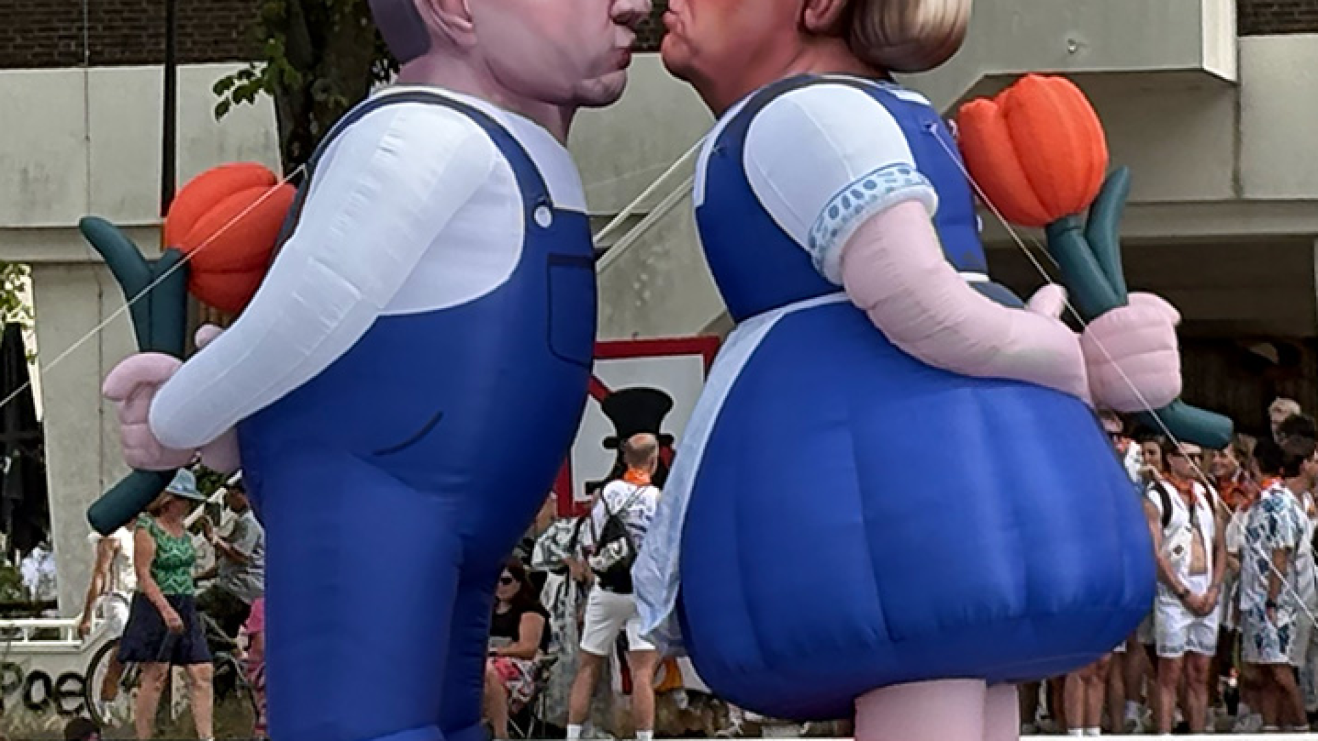 The Kissing Couple